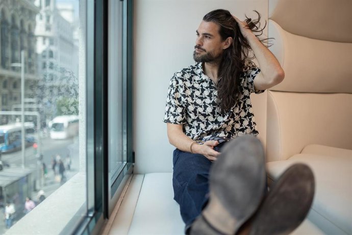 Archivo - El director y guionista Oliver Laxe, durante una entrevista para Europa Press con el cineasta Oliver Laxe y el actor Sergi López por la película 'Sirat', premiada en el Festival de Cannes, en el Espacio Movistar, a 2 de junio de 2025, en Madrid 