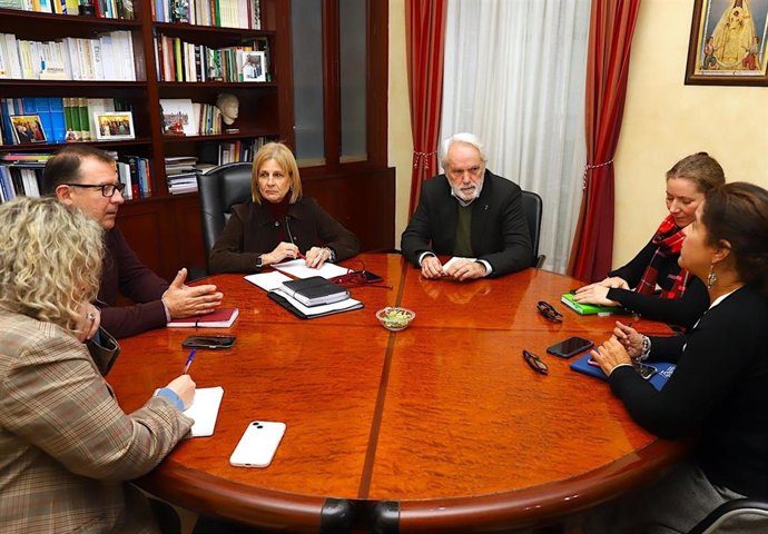 La alcaldesa de Jerez de la Frontera (Cádiz), María José García-Pelayo, en una reunión con el presidente del Consejo Social de la Ciudad, Antonio Mariscal, y su vicepresidenta, Vanesa Castilla.