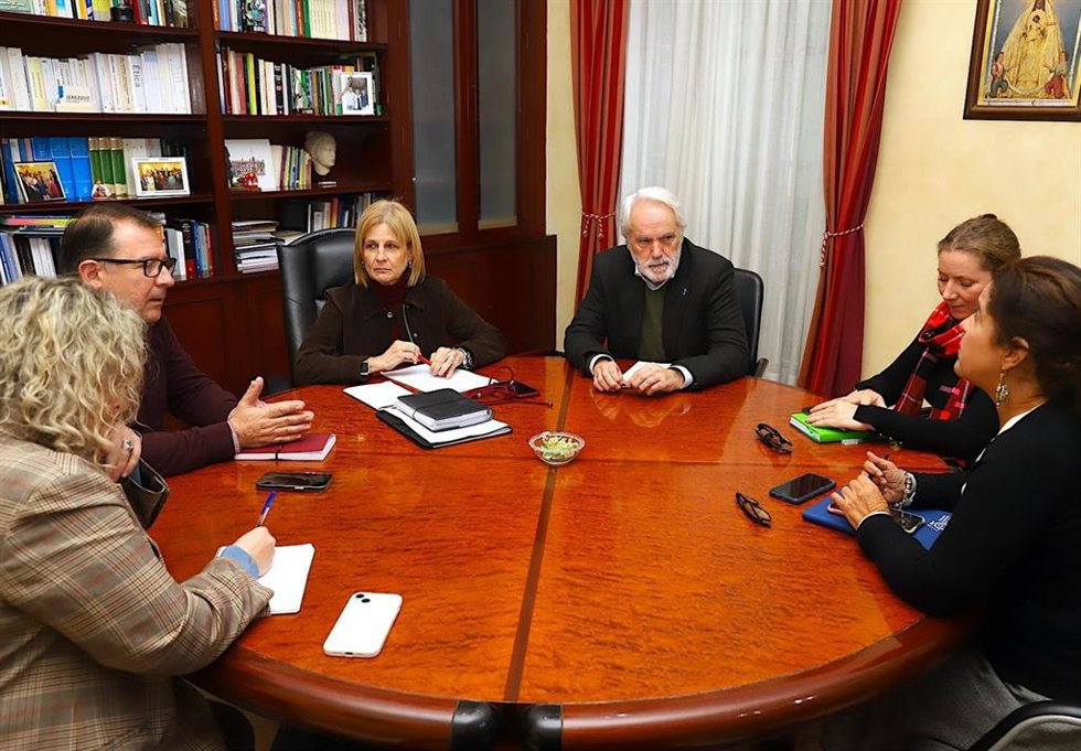 La alcaldesa de Jerez de la Frontera (Cádiz), María José García-Pelayo, en una reunión con el presidente del Consejo Social de la Ciudad, Antonio Mariscal, y su vicepresidenta, Vanesa Castilla.