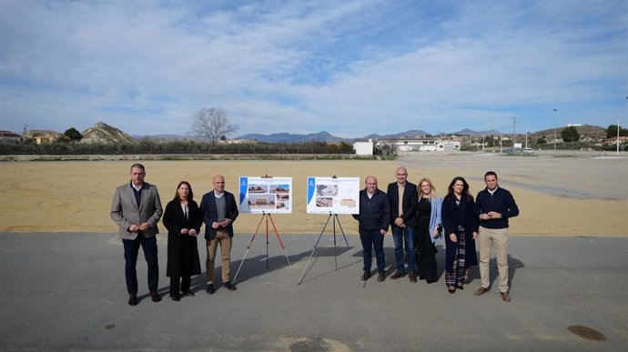 El presidente de la Diputación de Almería, José Antonio García Alcaina, y la alcaldesa de Albox, María del Mar Alfonso, junto a otros representantes institucionales, durante la visita al municipio.