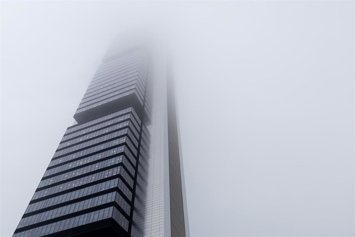 Archivo - La Torre Cepsa cubierta de niebla, a 7 de diciembre de 2022, en Madrid (España). L