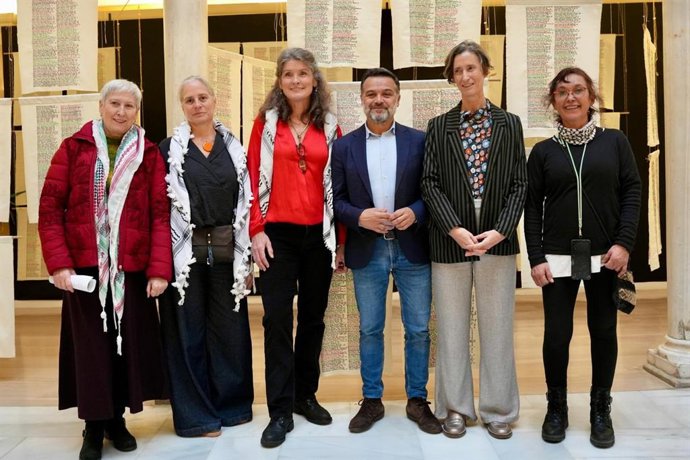 Foto de familia tras la exposición de bordado palestino inaugurada en la Casa de la Provincia.