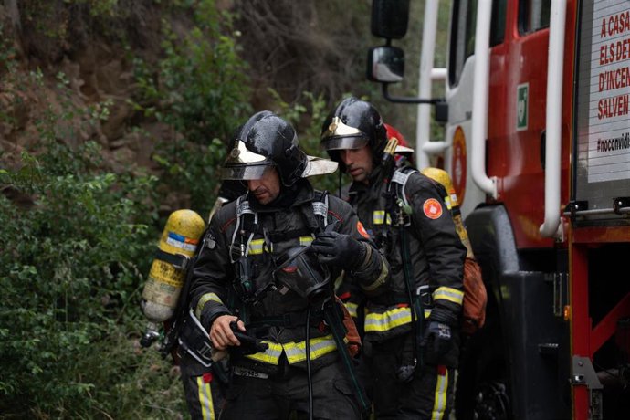 Archivo - Varios bomberos durante un simulacro de incendio forestal en la montaña de Collserola, a 2 de junio de 2025, en Barcelona, Catalunya (España). 