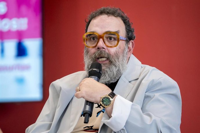 Archivo - El escritor y actor Bob Pop, durante el acto de presentación del manifiesto 'A las urnas las ciudadanas y los ciudadanos', en el Círculo de Bellas Artes