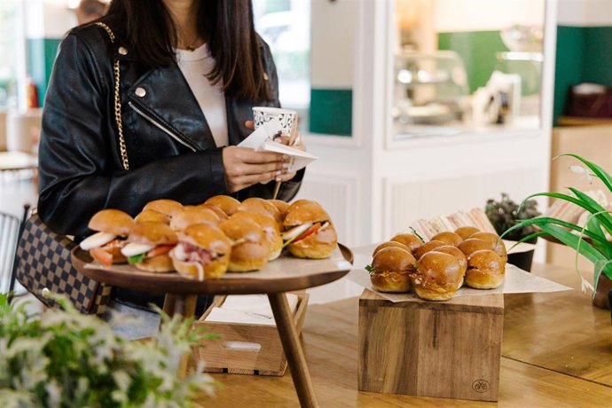 Archivo - Mesa de comida durante una evento, en el establecimiento Rodilla en Cuzco, a 21 de octubre de 2025, en Madrid (España). La cadena de restaurantes Rodilla ha organizado un evento en su local en Cuzco con el objetivo de convertir el 22 de octubre 