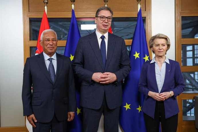 Archivo - El presidente de Serbia, Aleksandar Vucic (C), se reúne con la presidenta de la Comisión Europea, Ursula von der Leyen (D), y el presidente del Consejo Europeo, Antonio Costa, en Bruselas (ARCHIVO).