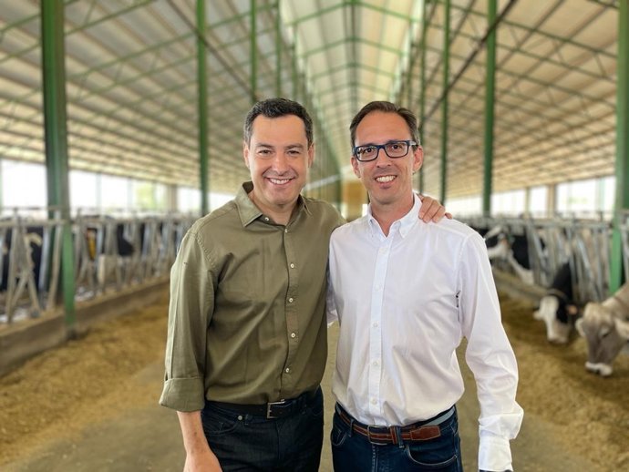 Juanma Moreno y Santiago Cabello en una explotación de vacuno de leche en Pozoblanco, en una imagen de archivo.