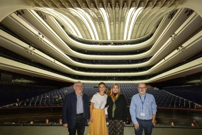 La consellera de Educación, Cultura y Universidades, Carmen Ortí, en un ensayo de la ópera ‘Eugenio Oneguin’ en el Palau de les Arts Reina Sofía