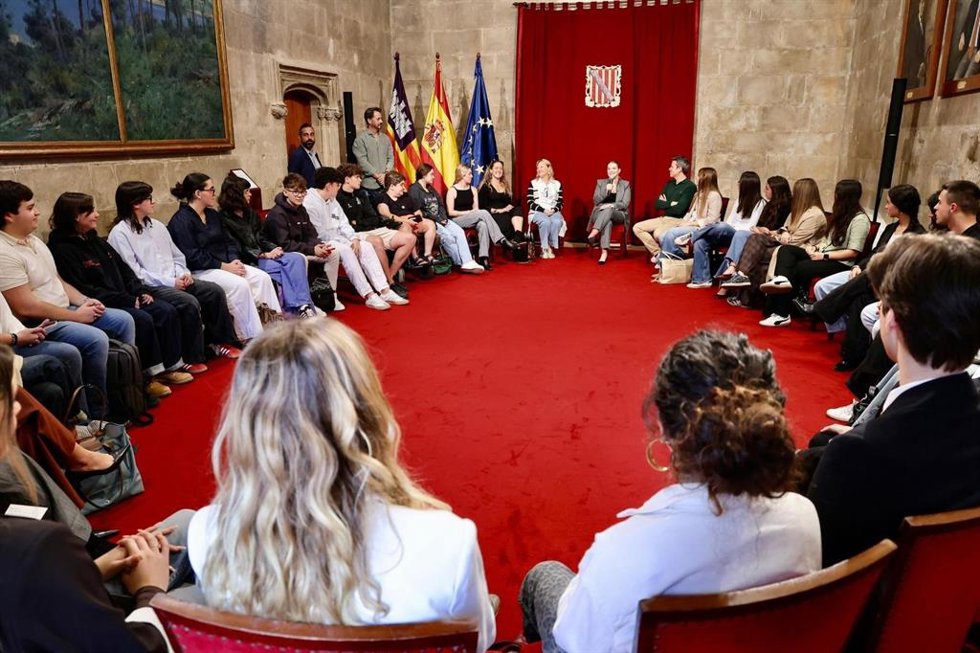La presidenta del Govern, Marga Prohens, recibe en el Consolat de Mar a un grupo de alumnos del Cesag.