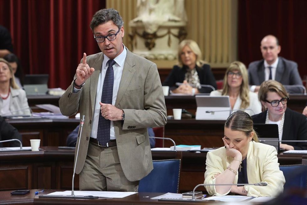 Archivo - El vicepresidente de las Islas Baleares y conseller de Economía, y Hacienda e innovación, Antoni Costa, y la presidenta de Baleares, Marga Prohens. 