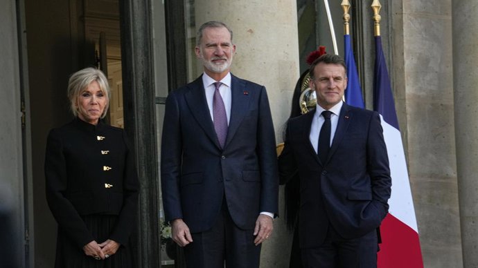 El Rey Felipe VI (c) asiste al almuerzo ofrecido por el presidente de la República Francesa, Emmanuel Macron (d), en el Palacio del Elíseo, a 13 de enero de 2026, en París (Francia).