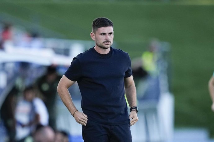 Archivo - Javier Aguado, en un partido como entrenador del Madrid CFF.