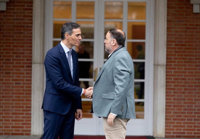 El presidente del Gobierno, Pedro Sánchez, recibe al presidente de Esquerra Republicana de Catalunya (ERC), Oriol Junqueras, en el Palacio de la Moncloa, a 8 de enero de 2026, en Madrid (España).