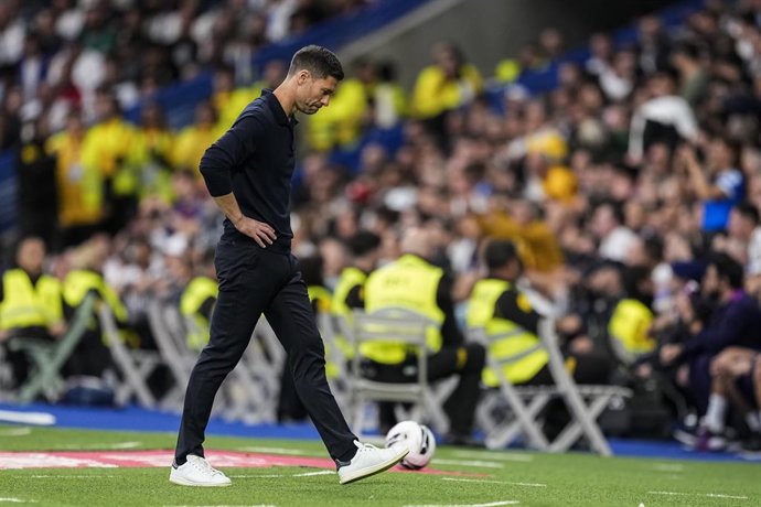 Archivo - Arquivo - Xabi Alonso, treinador principal do Real Madrid, gesticula durante a partida de futebol da Liga Espanhola, LaLiga EA Sports, disputada entre o Real Madrid C.F. e o FC Barcelona no estádio Santiago Bernabeu, em 26 de outubro de 2025, em