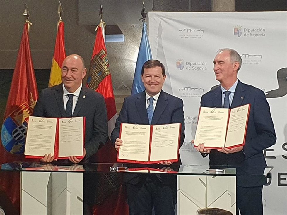 El presidente de la Diputación, Miguel Ángel de Vicente (izda), el presidente regional Fernández mañueco, y el alcalde de Segovia, José Mazarías