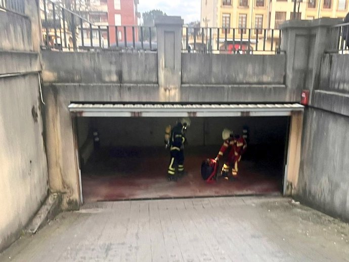 Extinguido un incendio en un garaje comunitario en Sarón