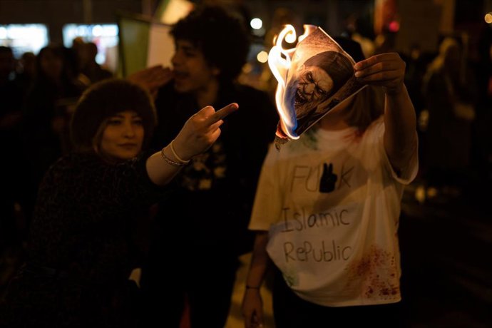 Un grupo de personas durante la concentración del movimiento ‘Mujer, Vida, Libertad’, a 13 de enero de 2026, en Barcelona, Catalunya (España).