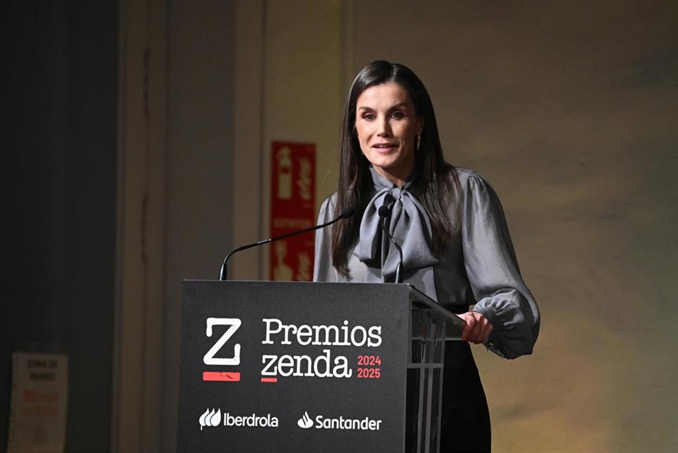 La Reina Letizia durante la entrega de los Premios Zenda 2024-2025 celebrados en la Real Fábrica de Tapices, a 13 de enero de 2025, en Madrid (España). Los Premios Zenda 2024-2025 reconocen la labor literaria, editorial y el fomento de la lectura durant