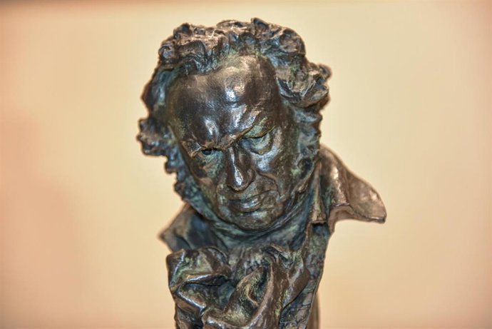 Archivo - Foto detalle de la estatuilla de Goya.