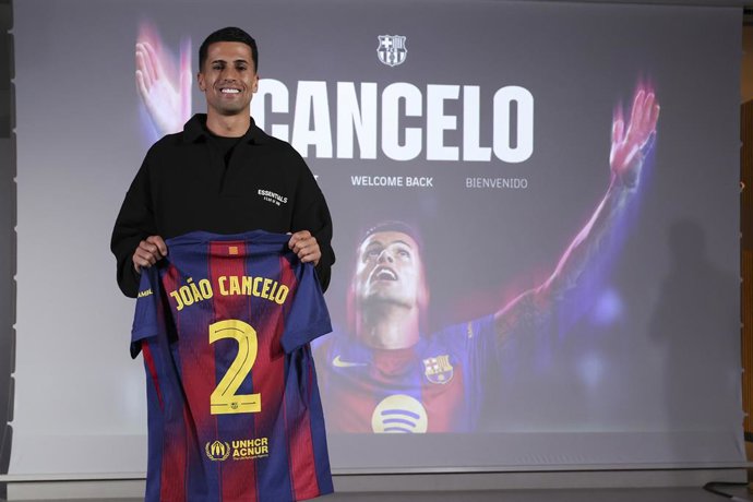 Joao Cancelo en su presentación como nuevo jugador del FC Barcelona
