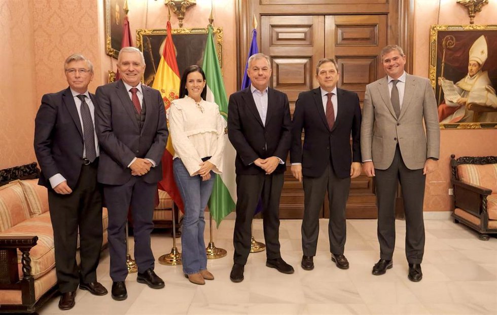 El alcalde de Sevilla, José Luis Sanz, junto a los organizadores del Mining and Minerals Hall.