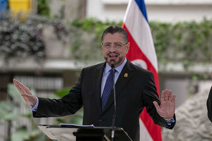 Archivo - October 15, 2025, San Jose Crsan Jose, San Jose, Costa Rica: San JosÃ Costa Rica 10/15/2025  Presidential Home   Pte. Rodrigo Chaves Robles Address the Press after an attempt to impeach the President by the Supreme Electoral Court of Elections A