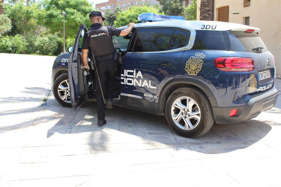 Archivo - Un agente de la Policía Nacional. 