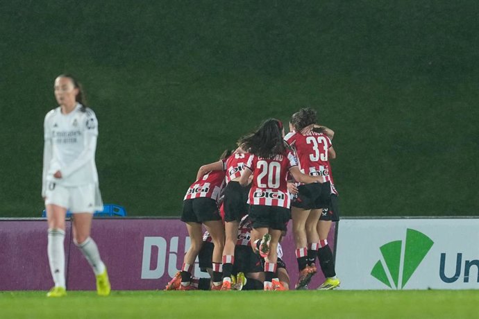 Las jugadoras del Athletic Club celebran el 0-1 de Sara Ortega ante el Real Madrid en la Liga F Moeve 25-26