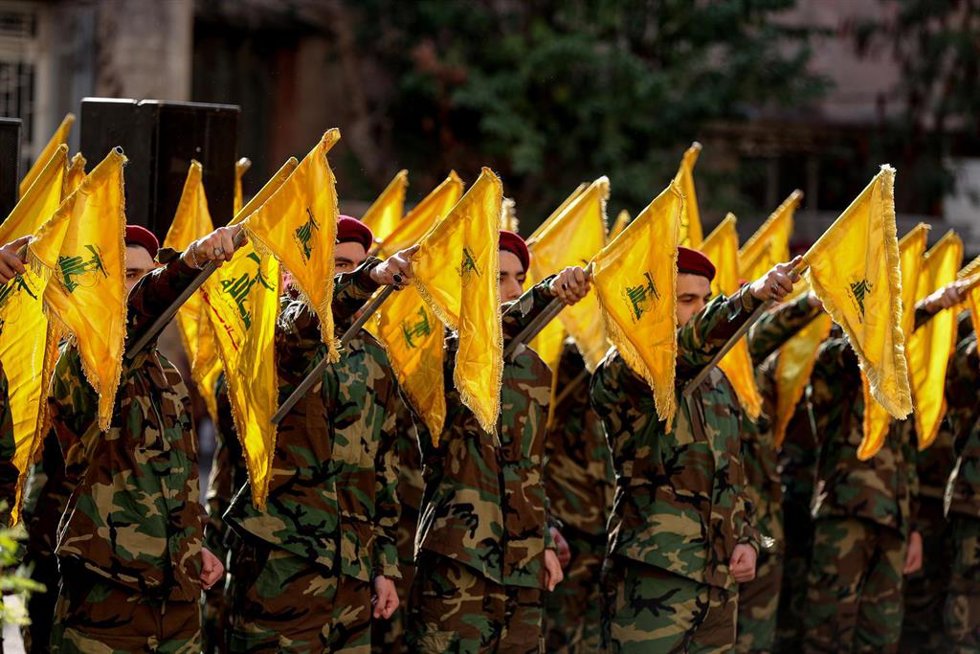 Archivo - Imagen de archivo de milicianos de Hezbolá en una ceremonia en la capital de Líbano, Beirut