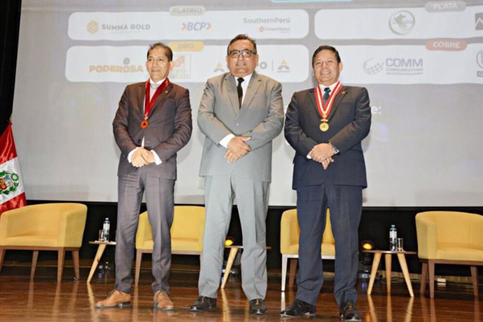 Con la participación del Ing. CIP Luis Enrique Bravo de la Cruz, ministro de Energía y Minas, se inauguró la Semana de la Ingeniería de Minas 2026, organizada por el Capítulo de Ingeniería de Minas del Consejo Departamental de Lima del Colegio de