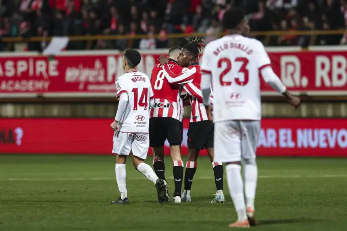 Oihan Sancet y Nico Williams celebran uno de los goles del Athletic Club ante la Cultural y Deportiva Leonesa