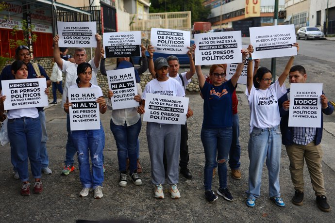 09 January 2026, Venezuela, Caracas: Demonstrators near El Helicoide prison hold signs demanding the release of political prisoners. Photo: Javier Campos/dpa