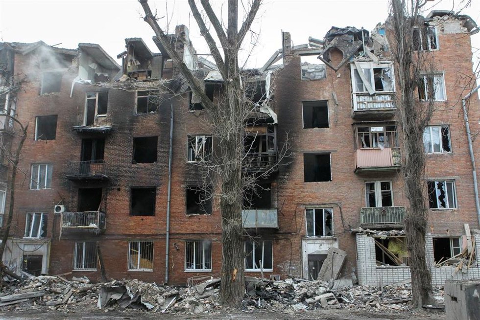 Los bomberos extinguen las llamas entre los escombros de un edificio parcialmente destruido como consecuencia de un ataque con misiles rusos en Kryvyi Rih, Ucrania