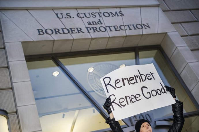 Un manifestant situat enfront de la seu del Servei de Control d'Immigració i Duanes (ICE) a Washington sosté una pancarta per denunciar l'assassinat de Renee Nicole Good a Minneapolis la setmana passada