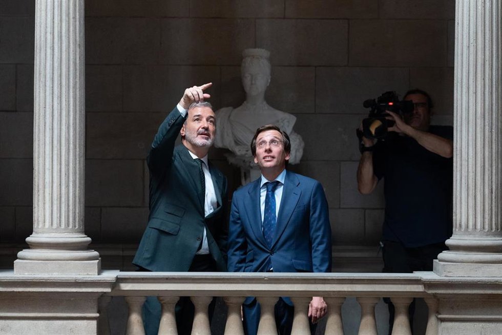 Archivo - El alcalde de Barcelona Jaume Collboni (i) y el alcalde de Madrid José Luis Martínez-Almeida (d), a su llegada a una reunión en el Ayuntamiento de Barcelona, a 10 de julio de 2024 en Barcelona, Catalunya (España). 