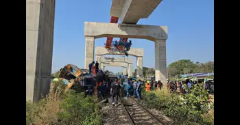 Al menos 31 muertos y 64 heridos tras caer una grúa sobre un tren de pasajeros en Tailandia
