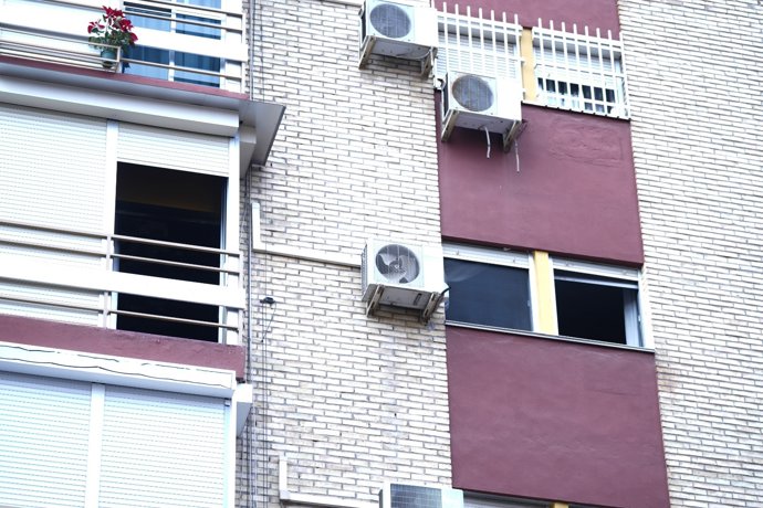 Exterior de la vivienda incendiada en la calle León X en Sevilla