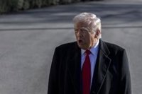 Trump hace un gesto ofensivo a un trabajador de Ford que le tildó de "protector de pedófilos"