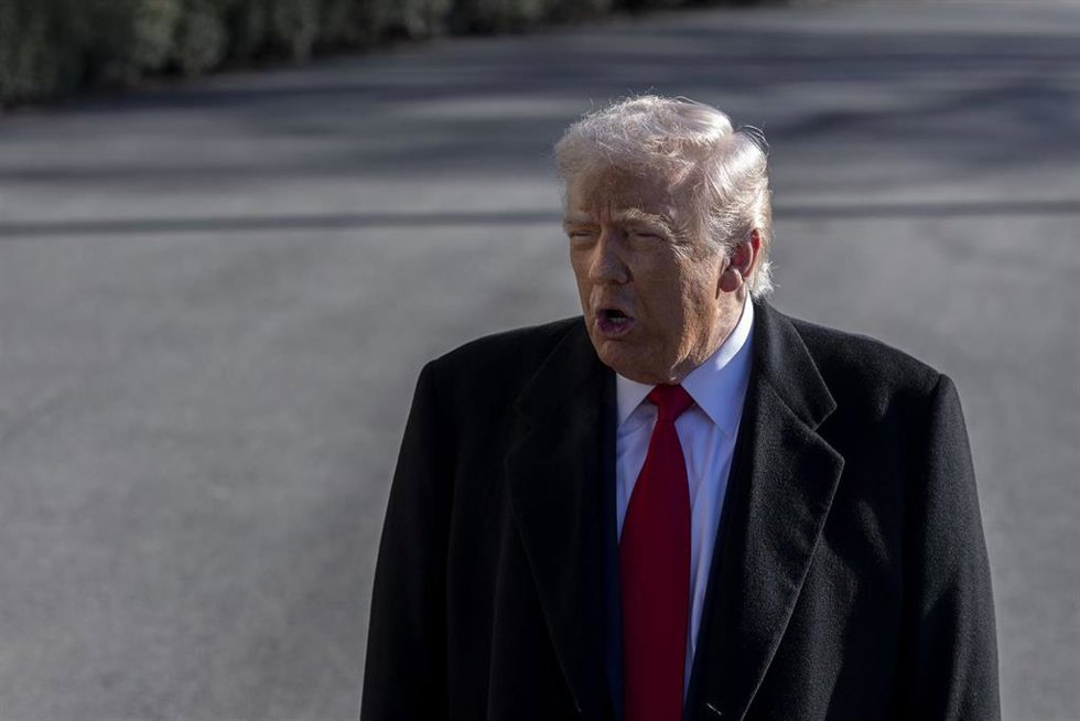 El presidente de Estados Unidos, Donald Trump, habla con la prensa en la Casa Blanca antes de desplazarse a Detroit, en Míchigan (archivo)