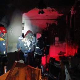 Bomberos en un incendio en una vivienda de Arona (Tenerife)