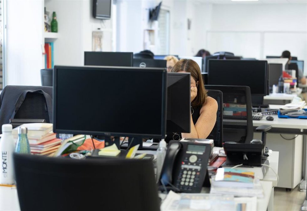 Archivo - Varias personas en una oficina.