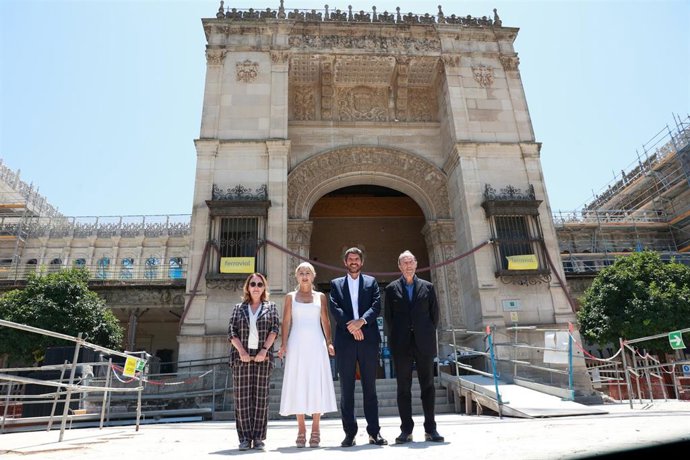 Archivo - El ministro de Cultura, Ernest Urtasun, la consejera de Cultura,  Patricia del Pozo, y el arquitecto Vázquez Consuegra, durante la visita a las obras del Museo Arqueológico. A 07 de julio de 2025, en Sevilla (Andalucía, España). 