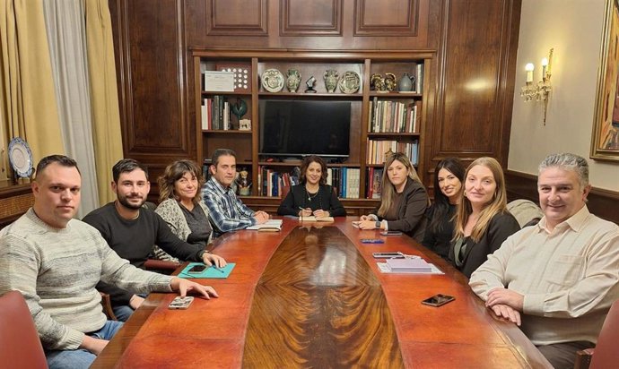 La alcaldesa de Teruel, Emma Buj, con la nueva junta directiva de Interpeñas.