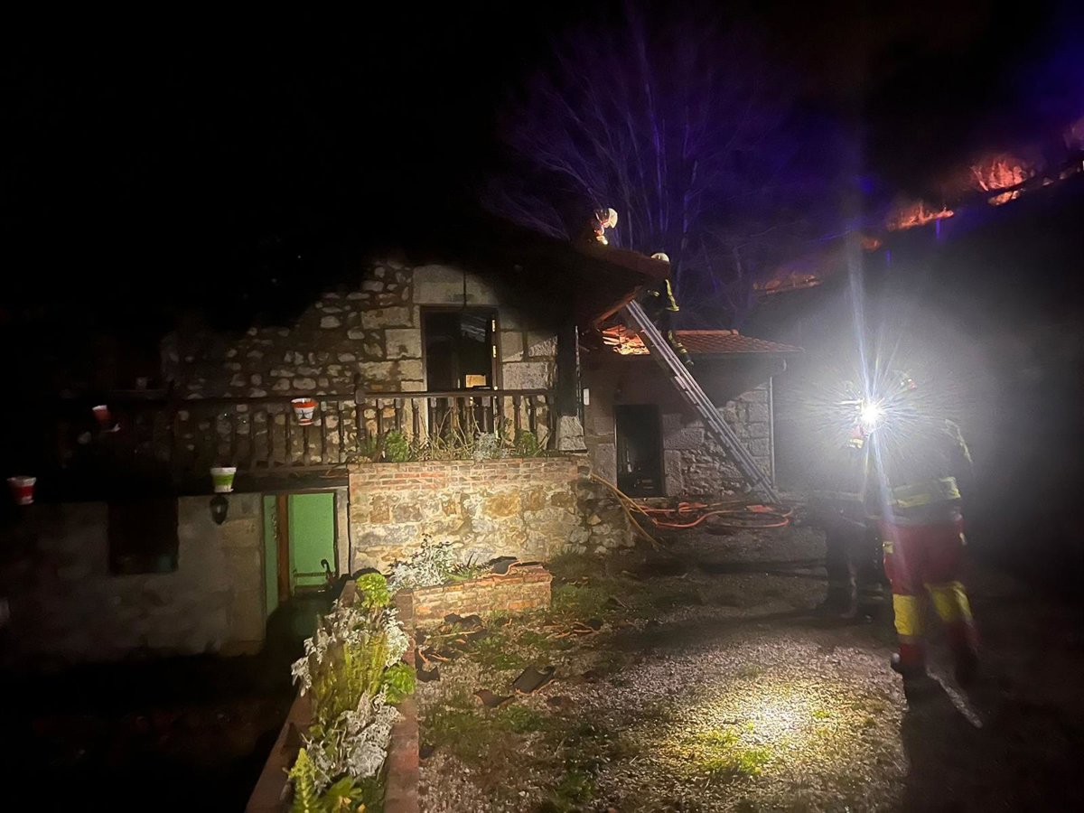 Un incendio forestal en Liérganes quema una cabaña