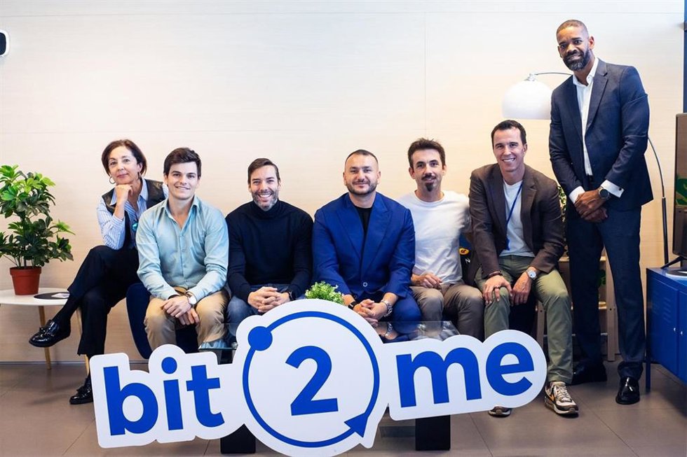 Equipos de Bankinter y Bit2Me en la firma del acuerdo de inversión del banco en la 'fintech".