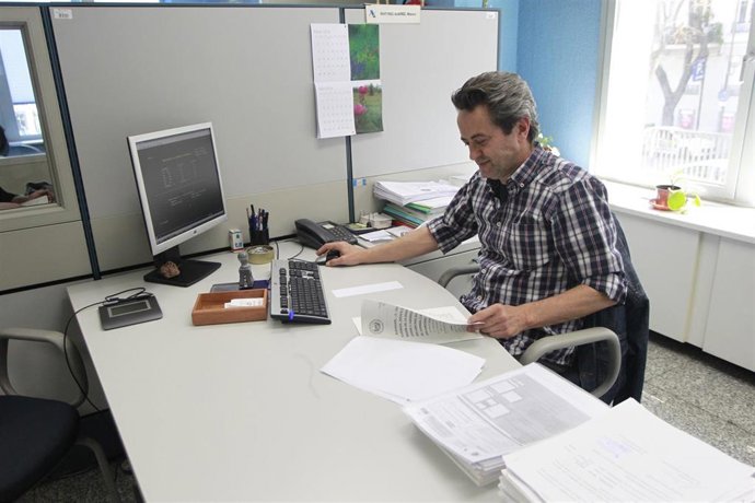 Archivo - Funcionarios, funcionario, función pública, funcionariado, oficina, trabajando, trabajar, trabajador, empleado, paro, parados, empleo, desempleo, desempleado, desempleados, empresa, empresas