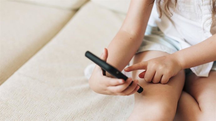 Archivo - Menor utilizando un 'smartphone'.