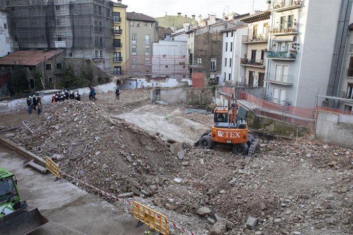 Imagen de las labores de derribo de las edificaciones interiores de la manzana del Oscus, en Pamplona