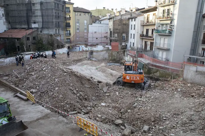 Labores de derribo de edificaciones interiores en Pamplona