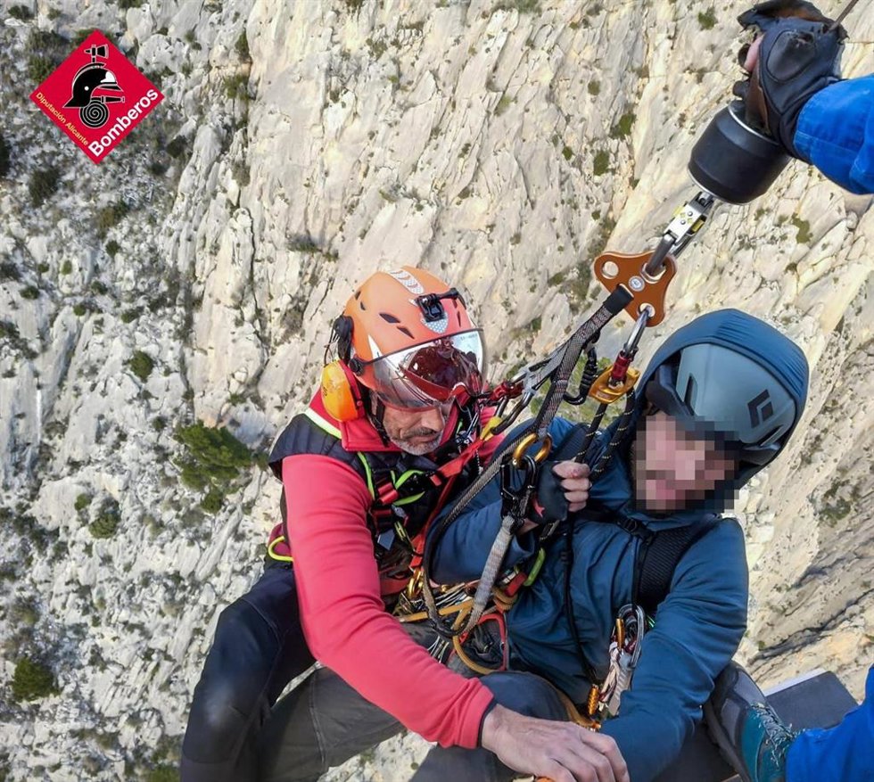 Rescatan con helicóptero a dos escaladores en el Puig Campana en Finestrat